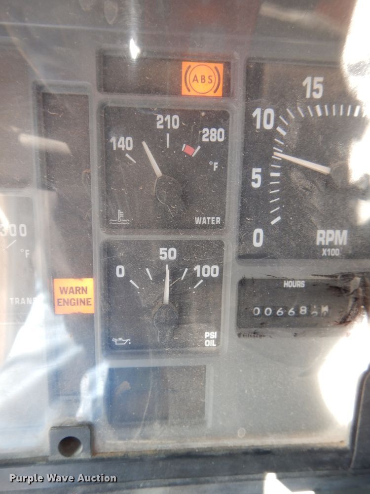 image for item DH4439 1999 International 4900 dump truck