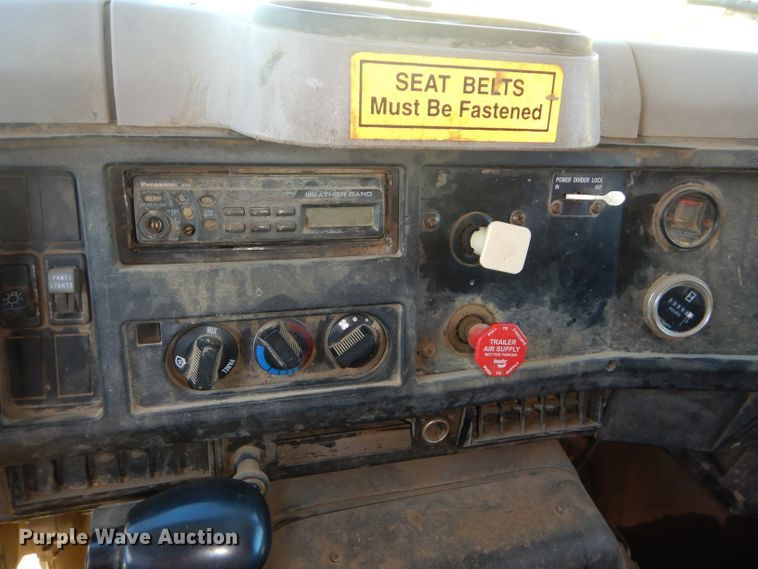 image for item DH4439 1999 International 4900 dump truck