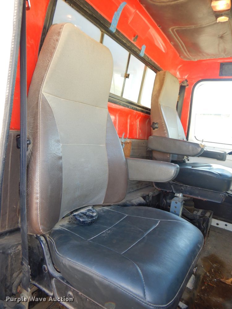 image for item DH4439 1999 International 4900 dump truck