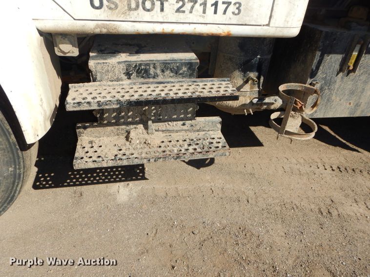 image for item DH4439 1999 International 4900 dump truck
