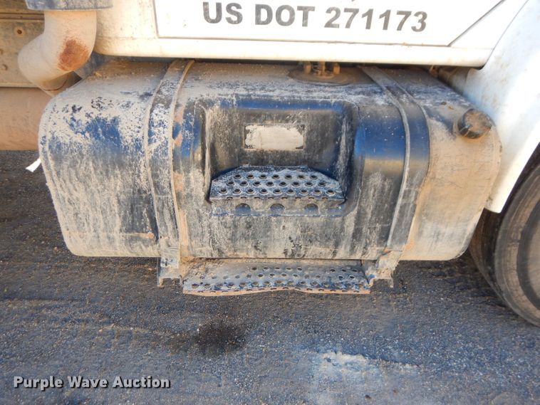 image for item DH4439 1999 International 4900 dump truck