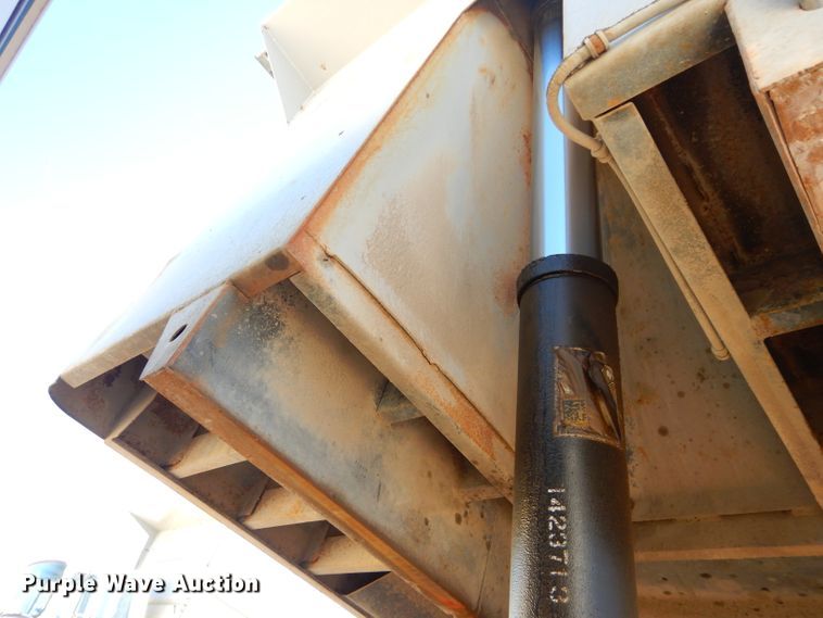 image for item DH4439 1999 International 4900 dump truck