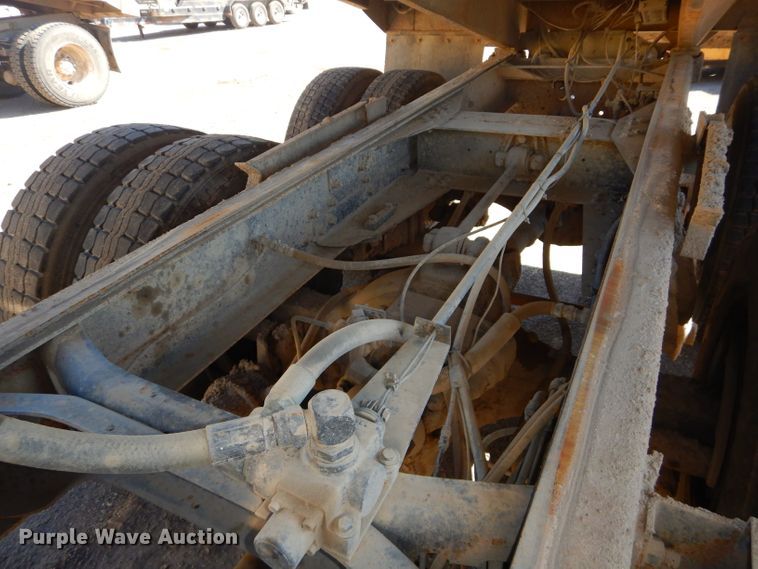 image for item DH4439 1999 International 4900 dump truck