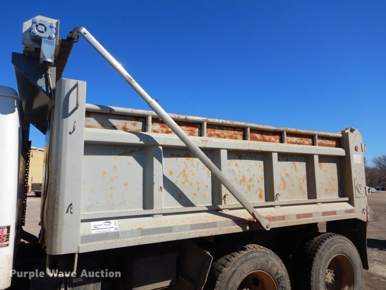 image for item DH4439 1999 International 4900 dump truck