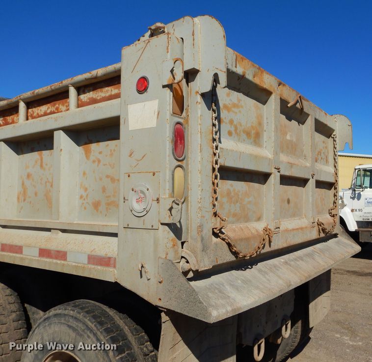 image for item DH4439 1999 International 4900 dump truck