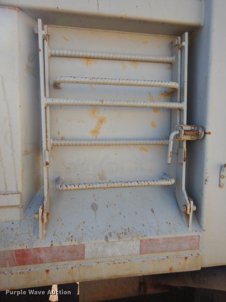 image for item DH4439 1999 International 4900 dump truck