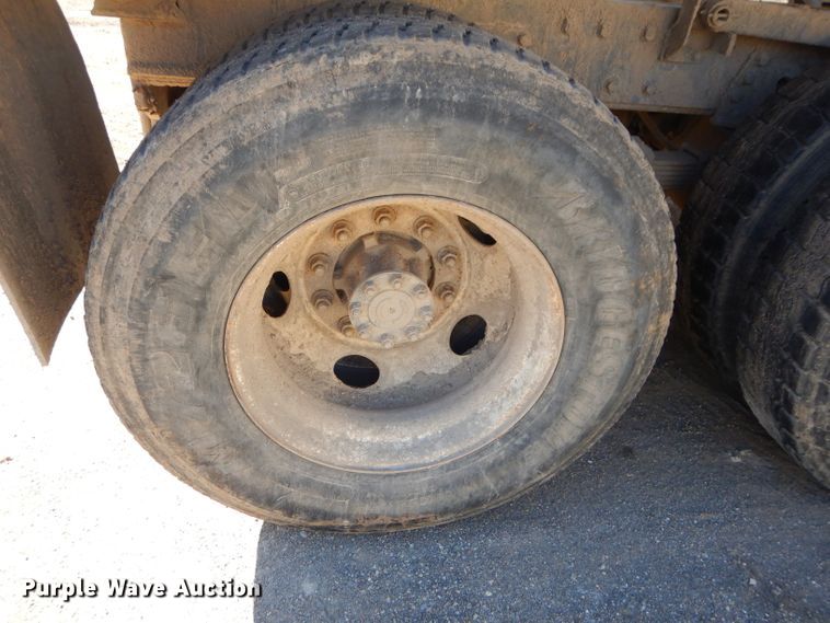 image for item DH4439 1999 International 4900 dump truck