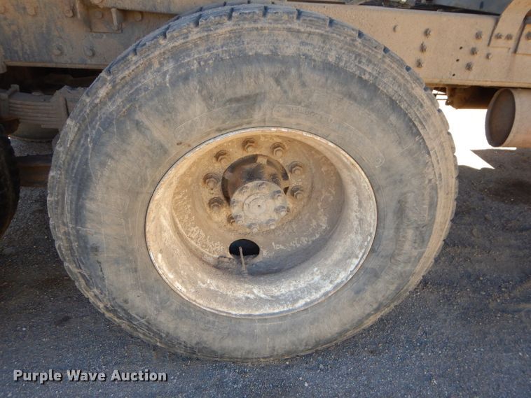 image for item DH4439 1999 International 4900 dump truck