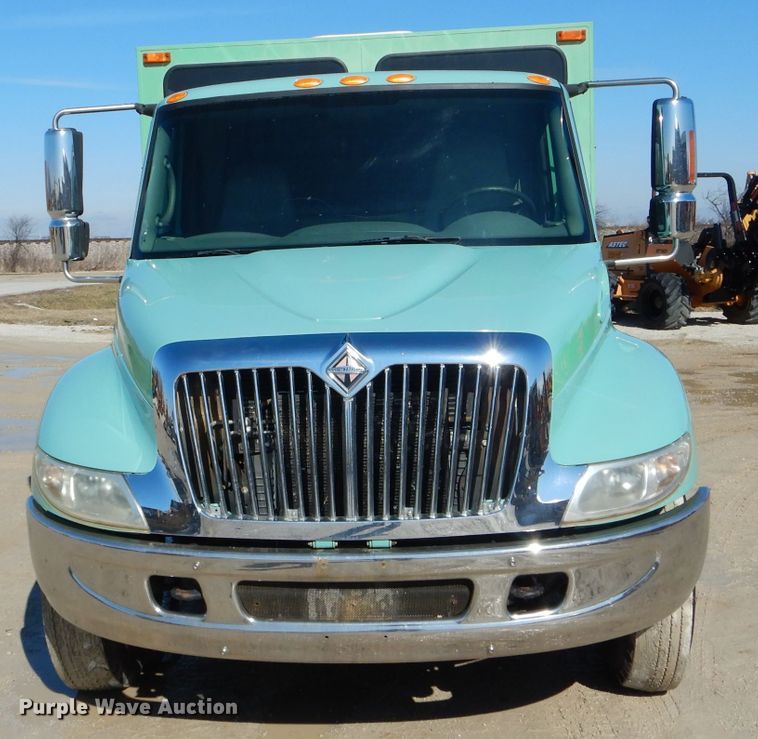 image for item DH6428 2002 International 4300 service truck