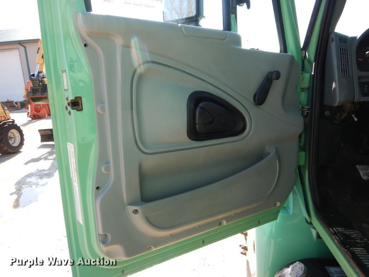 image for item DH6428 2002 International 4300 service truck