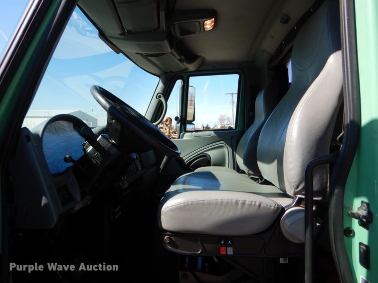 image for item DH6428 2002 International 4300 service truck