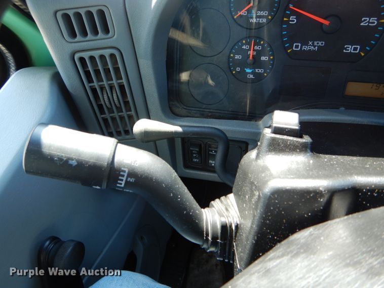 image for item DH6428 2002 International 4300 service truck