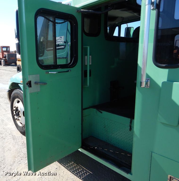 image for item DH6428 2002 International 4300 service truck