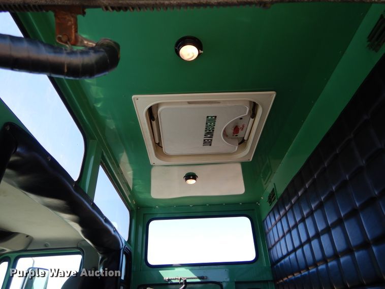 image for item DH6428 2002 International 4300 service truck