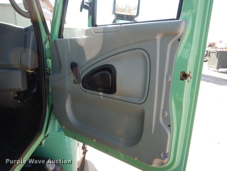 image for item DH6428 2002 International 4300 service truck