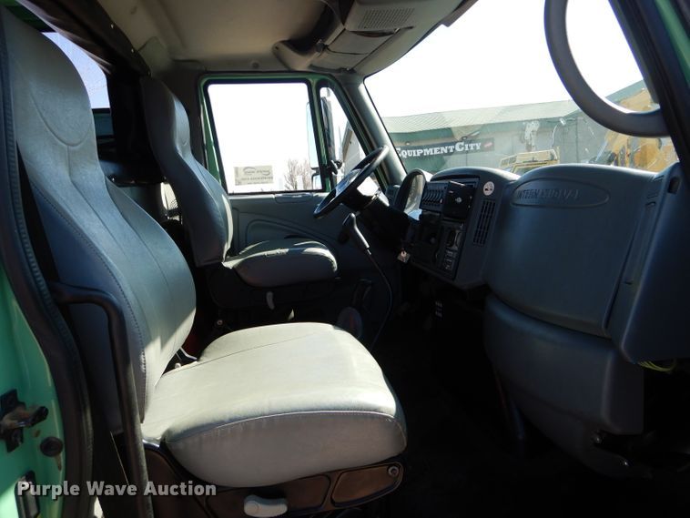 image for item DH6428 2002 International 4300 service truck