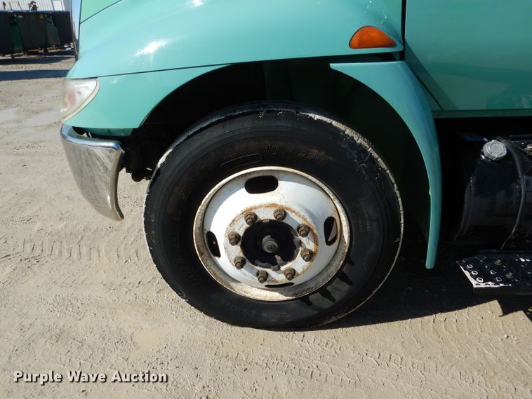 image for item DH6428 2002 International 4300 service truck