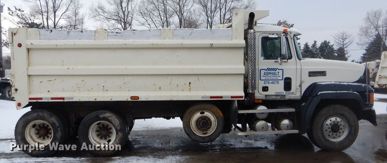 image for item DH6441 1995 Mack CL700 dump truck
