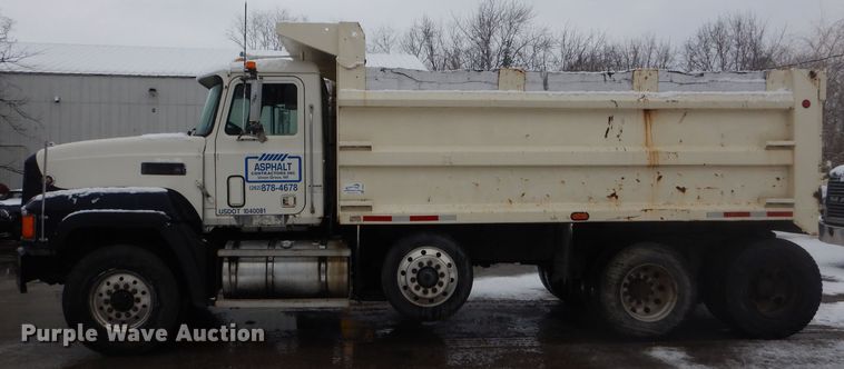 image for item DH6441 1995 Mack CL700 dump truck