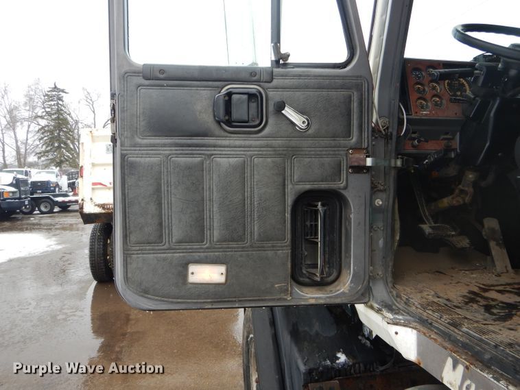 image for item DH6441 1995 Mack CL700 dump truck