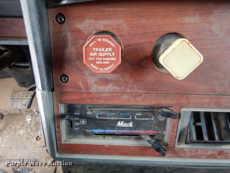 image for item DH6441 1995 Mack CL700 dump truck