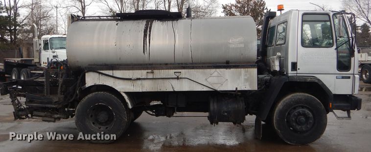 image for item DH6442 1992 Ford CF8000 oil distribution truck