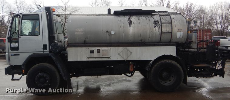 image for item DH6442 1992 Ford CF8000 oil distribution truck