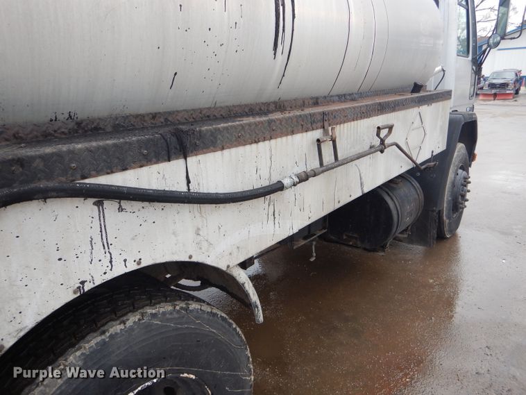 image for item DH6442 1992 Ford CF8000 oil distribution truck