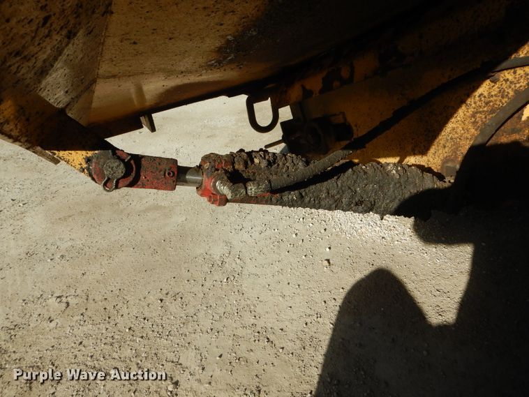 image for item DH6444 2003 Etnyre Quad chip spreader