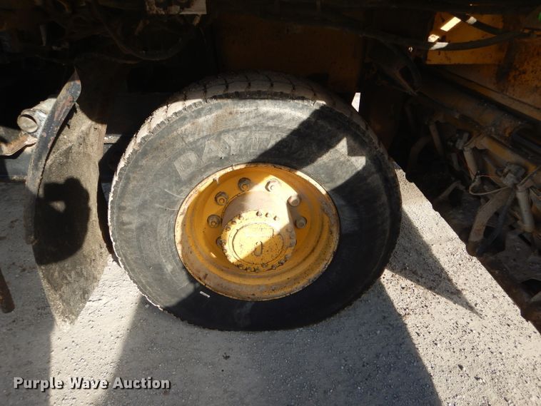 image for item DH6444 2003 Etnyre Quad chip spreader