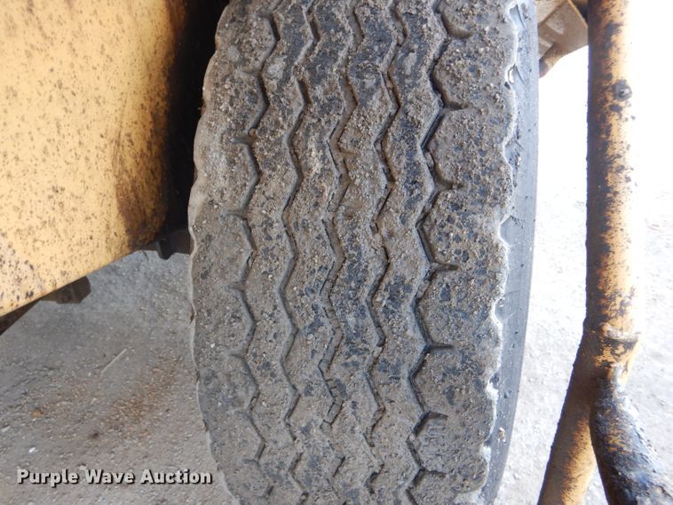 image for item DH6444 2003 Etnyre Quad chip spreader