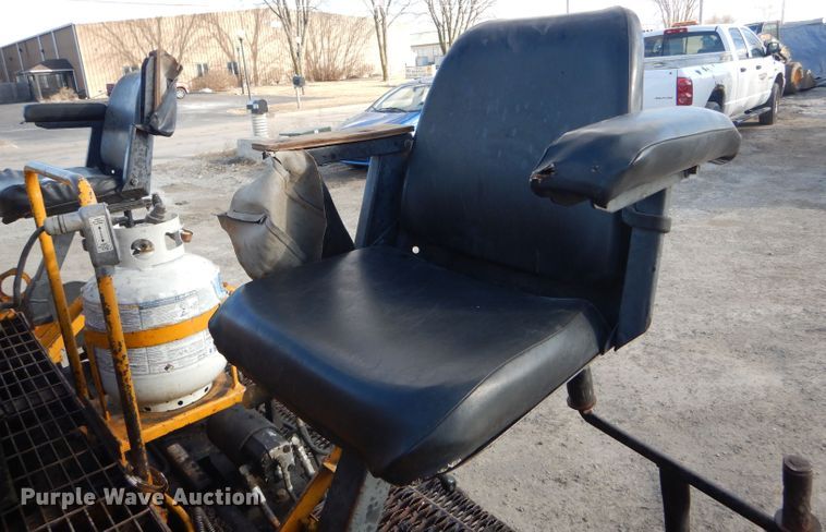 image for item DH6445 LeeBoy L8500T paver