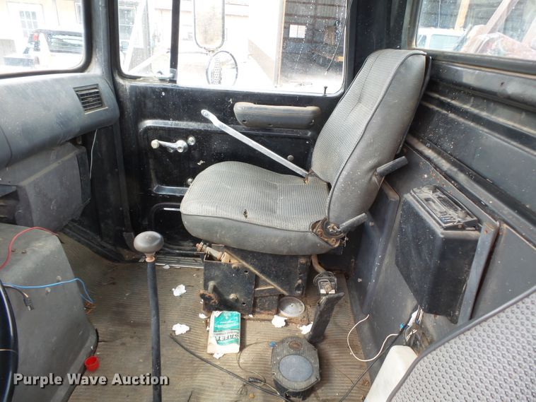 image for item DH7890 1990 Ford L8000 flatbed truck