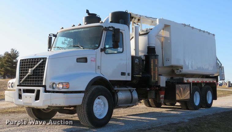 image for item DI2074 2009 Volvo VHD hydrovac truck