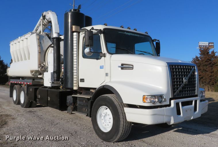 image for item DI2074 2009 Volvo VHD hydrovac truck