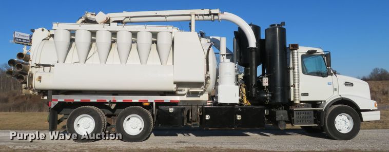 image for item DI2074 2009 Volvo VHD hydrovac truck