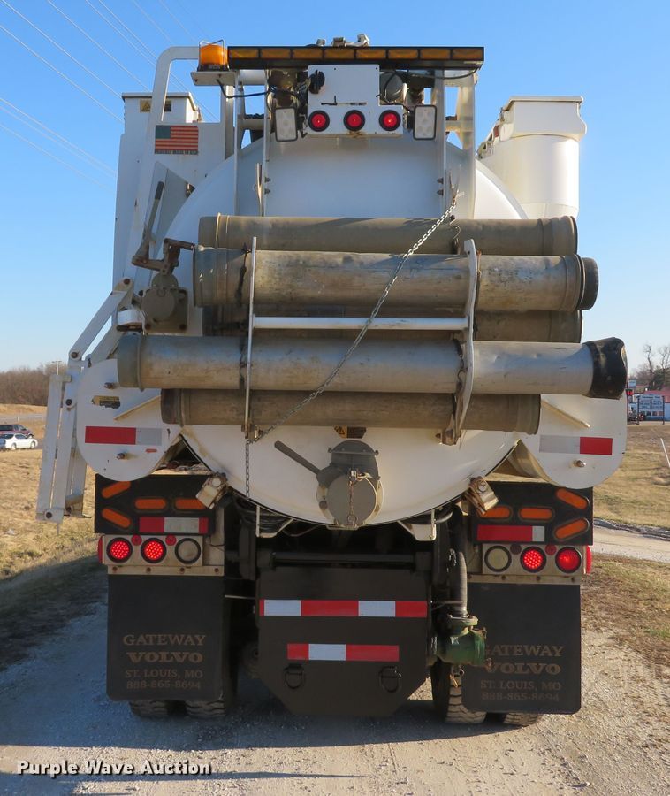 image for item DI2074 2009 Volvo VHD hydrovac truck