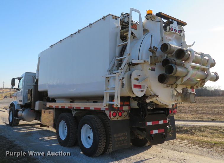 image for item DI2074 2009 Volvo VHD hydrovac truck
