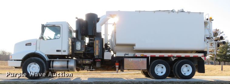 image for item DI2074 2009 Volvo VHD hydrovac truck