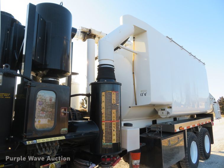 image for item DI2074 2009 Volvo VHD hydrovac truck