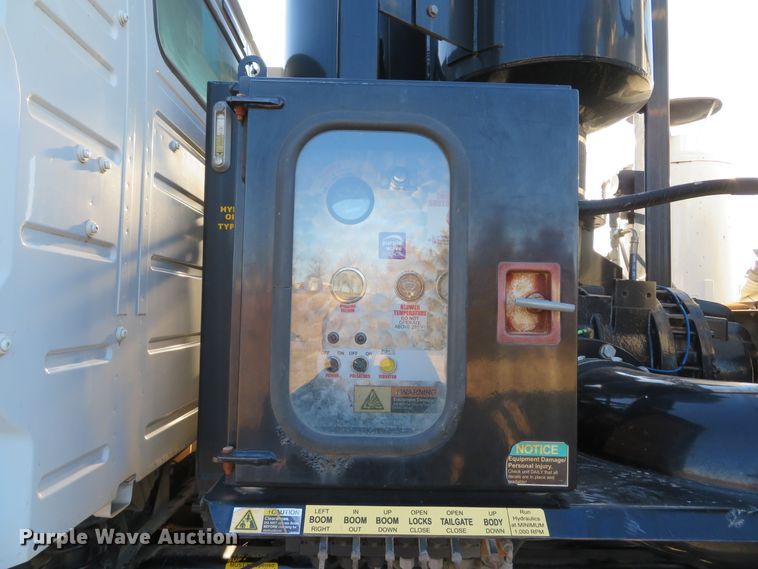 image for item DI2074 2009 Volvo VHD hydrovac truck
