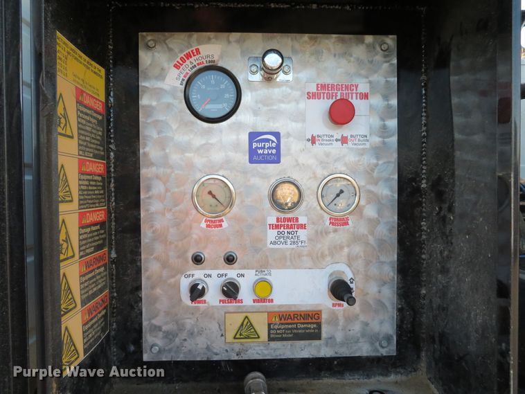 image for item DI2074 2009 Volvo VHD hydrovac truck