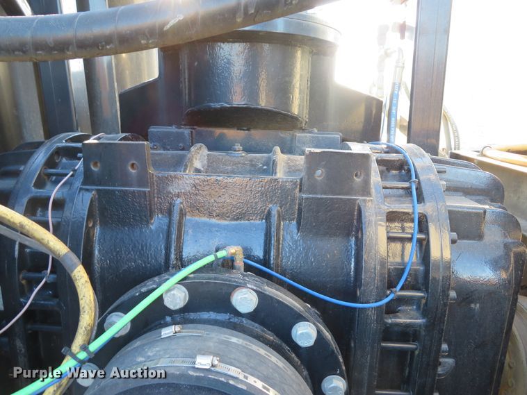 image for item DI2074 2009 Volvo VHD hydrovac truck