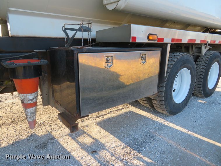 image for item DI2074 2009 Volvo VHD hydrovac truck