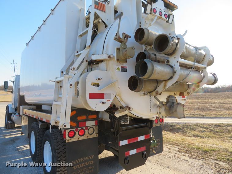 image for item DI2074 2009 Volvo VHD hydrovac truck