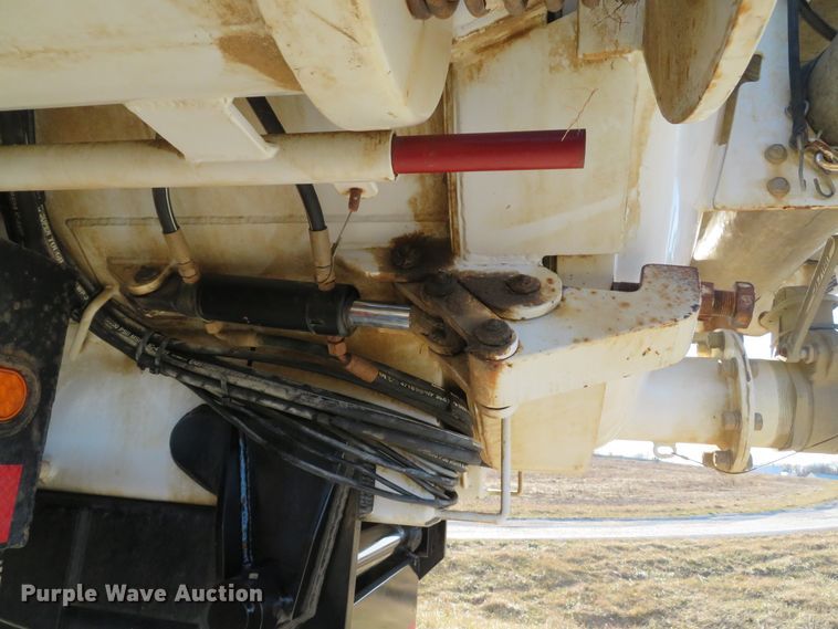 image for item DI2074 2009 Volvo VHD hydrovac truck