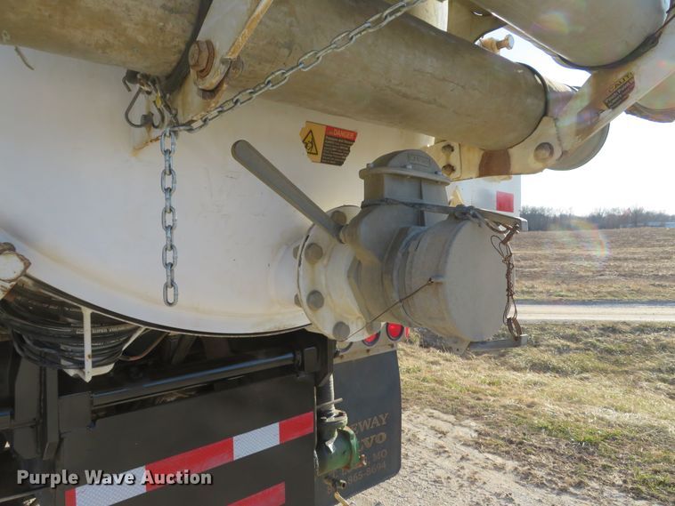 image for item DI2074 2009 Volvo VHD hydrovac truck