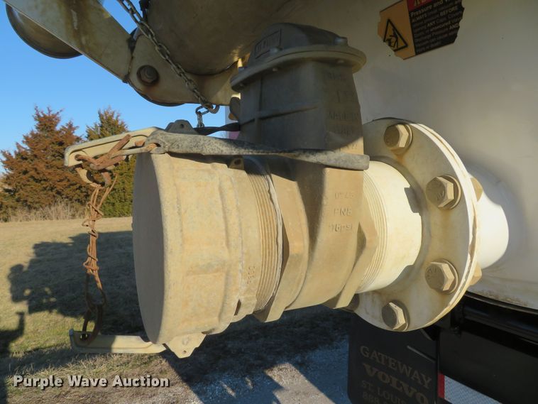 image for item DI2074 2009 Volvo VHD hydrovac truck