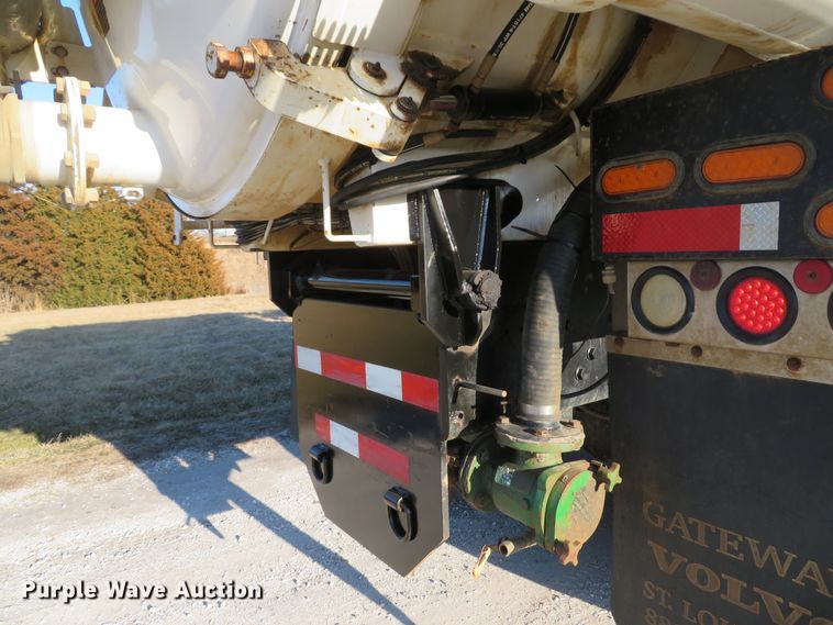 image for item DI2074 2009 Volvo VHD hydrovac truck