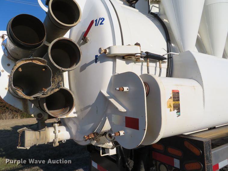 image for item DI2074 2009 Volvo VHD hydrovac truck